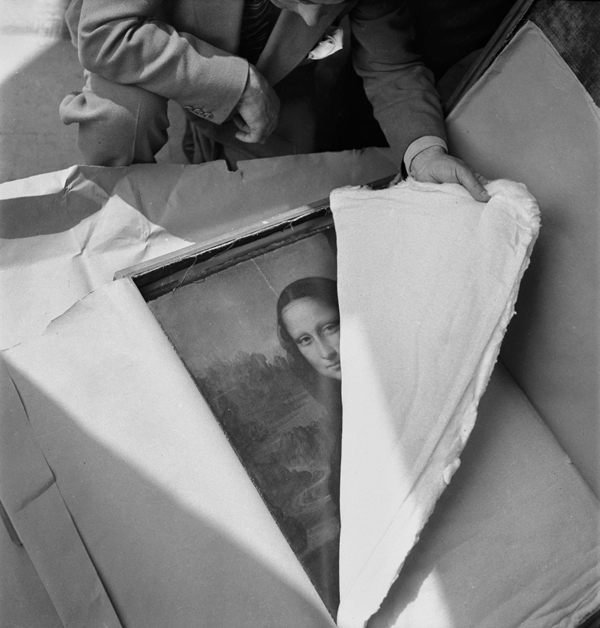 Da-Vinci’s-Mona-Lisa-is-returned-to-the-Louvre-after-WWII